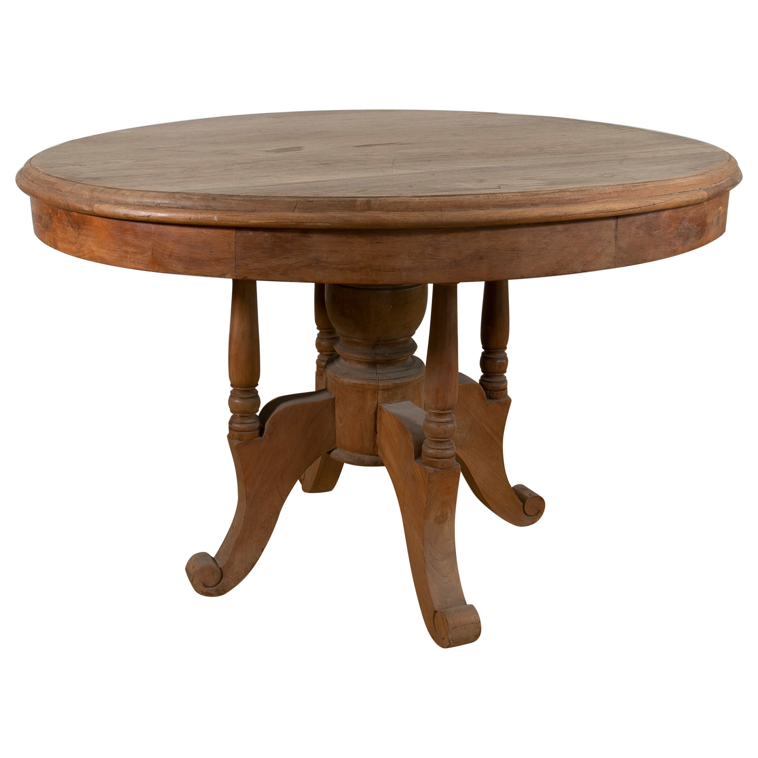 Table ronde espagnole en bois de la couleur d'origine avec pieds tournés en vente