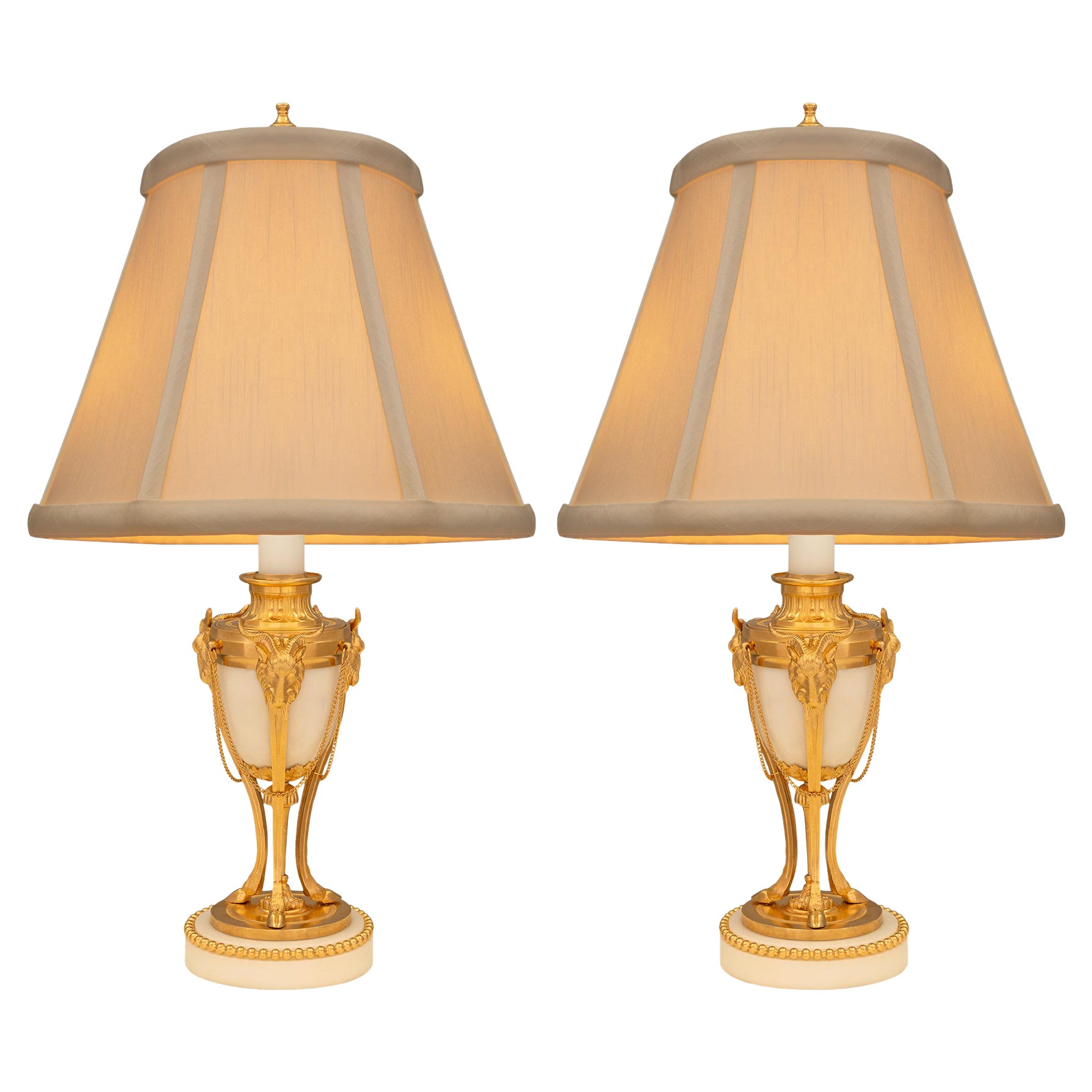 Paar französische Louis-XVI-Lampen aus weißem Carrara-Marmor und Goldbronze des 19. Jahrhunderts im Angebot