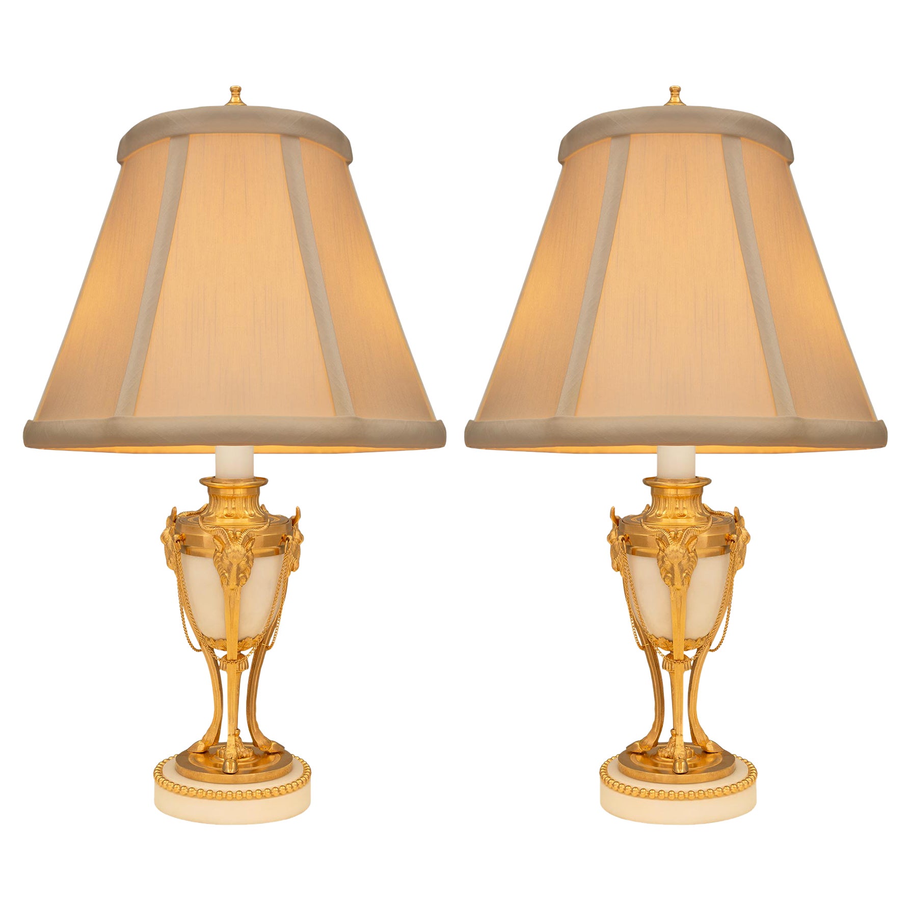 Paire de lampes françaises Louis XVI du 19ème siècle en marbre de Carrare blanc et bronze doré en vente