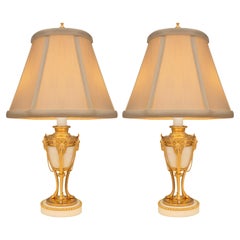 Paar französische Louis-XVI-Lampen aus weißem Carrara-Marmor und Goldbronze des 19. Jahrhunderts