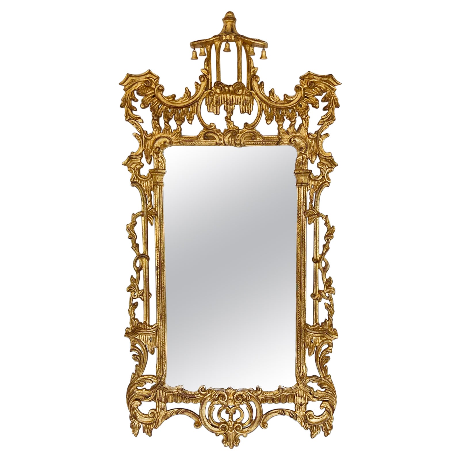 Miroir en bois dor sculpt de style George III avec fronton en forme de pagode