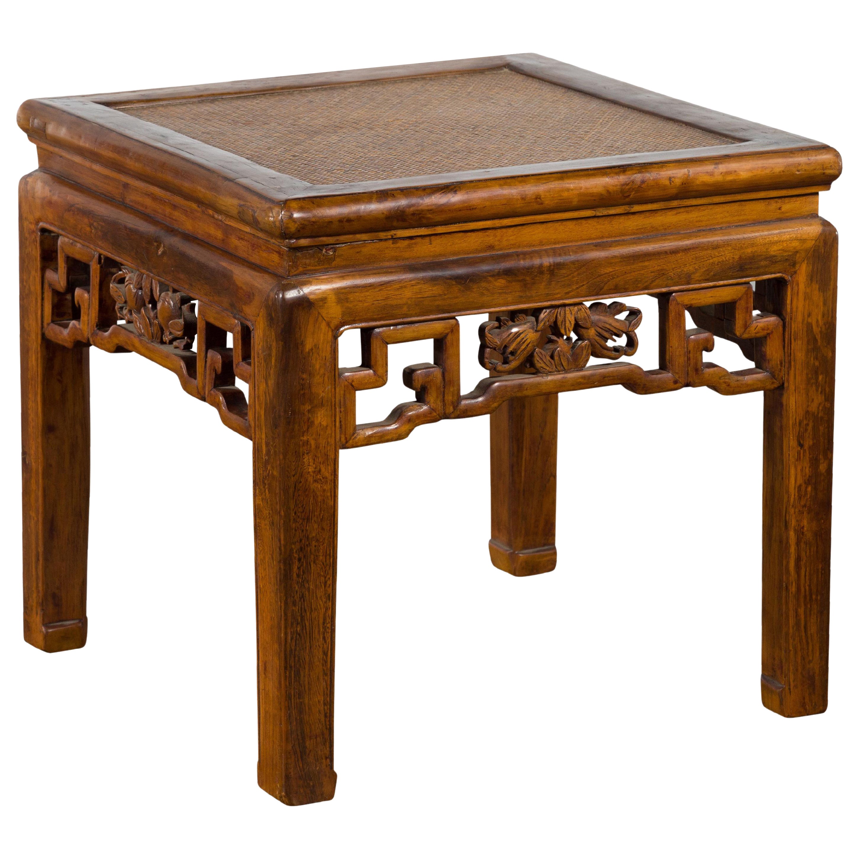Qing Dynasty 19. Jahrhundert Beistelltisch mit Rattanplatte und geschnitzter Schürze