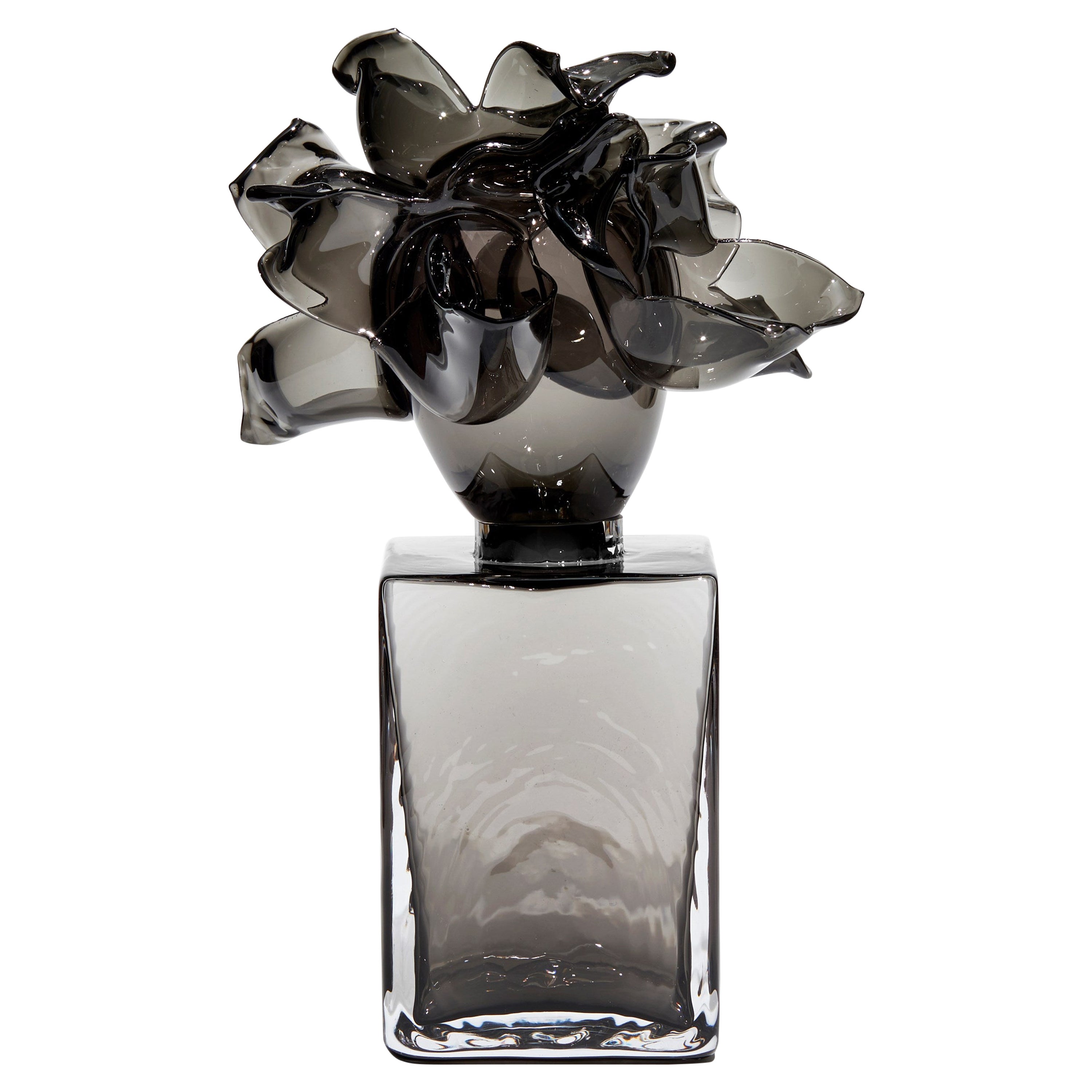 Anemone in Grau, eine limitierte Auflage des Glaskunstwerks von Lena Bergström im Angebot