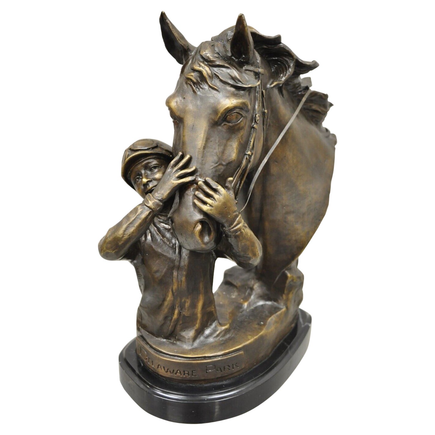 Sculpture en bronze du Delaware Park représentant un cheval de course  équestre et une étreinte de Jockey En vente sur 1stDibs
