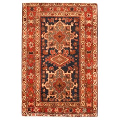 Tapis persan ancien Heriz Karaja Oriental, petite taille, avec plusieurs médaillons