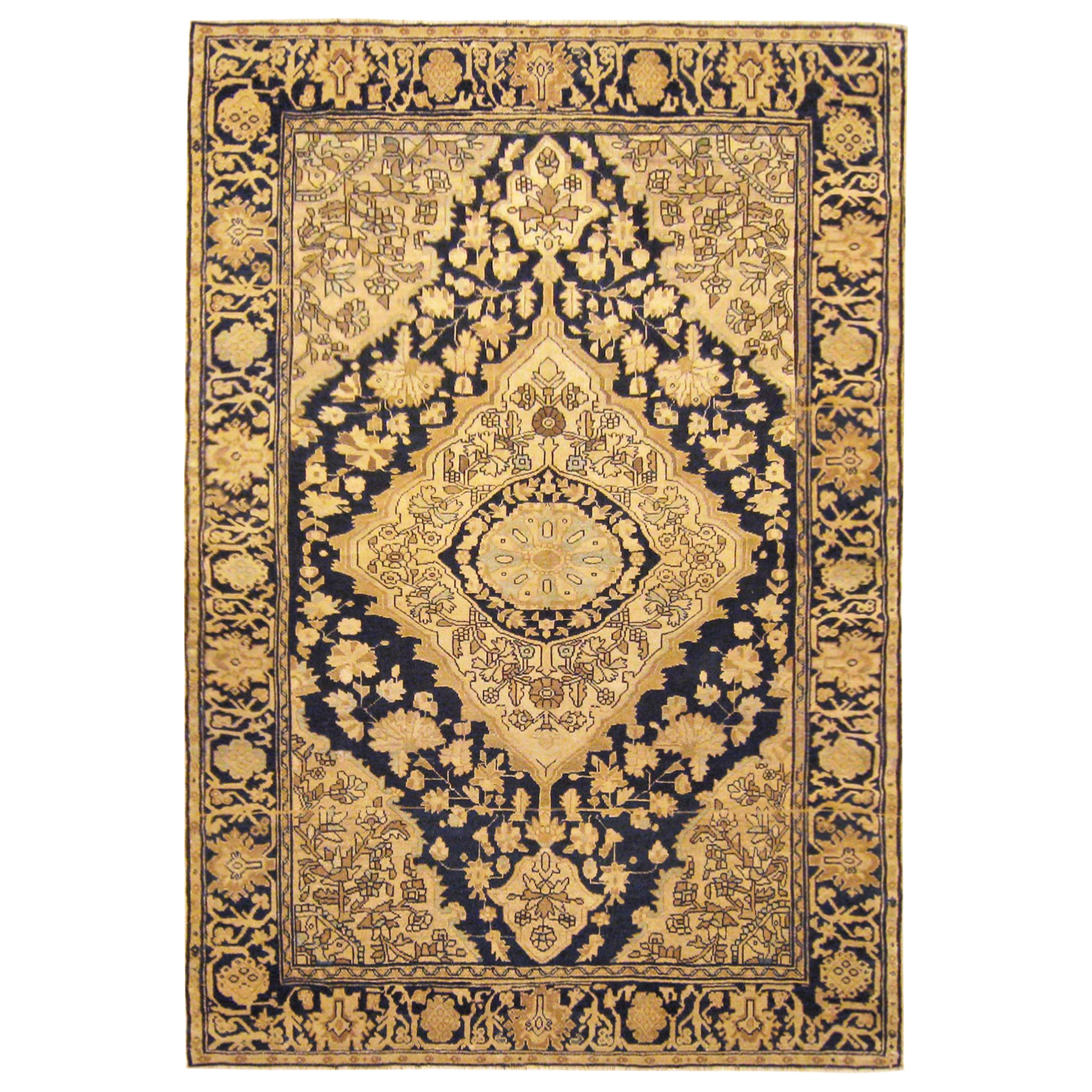 Antiker persischer Malayer-Teppich, in kleiner Größe, mit zentralem Medaillon im Angebot