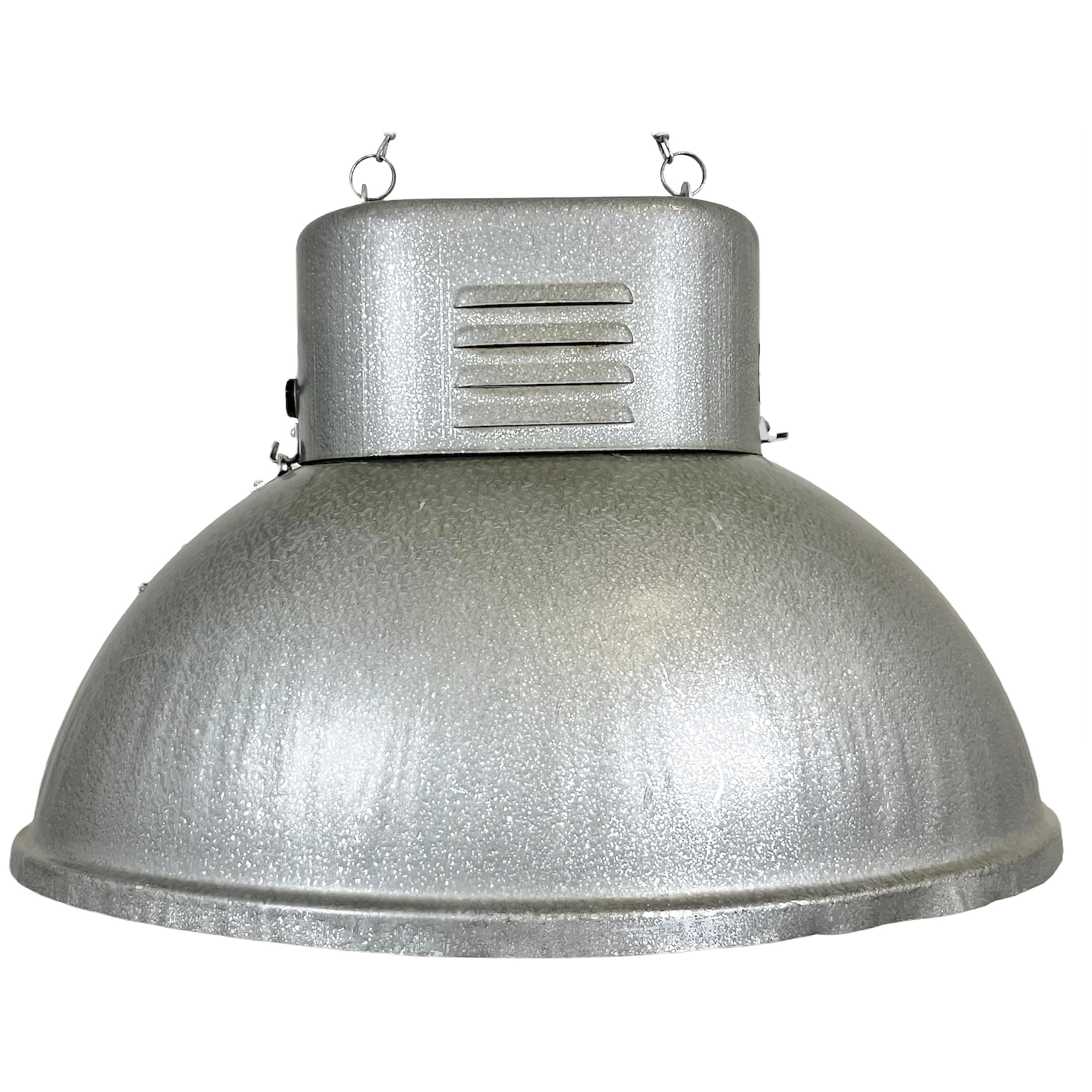 Grande lampe suspendue industrielle ovale d'usine polonaise Predom Mesko, 1970