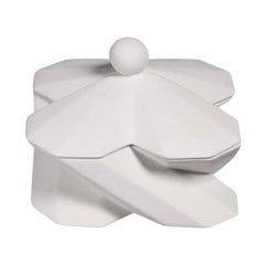 Boîte à trésor en céramique blanche contemporaine géométrique Lara Bohinc Fortress, en stock