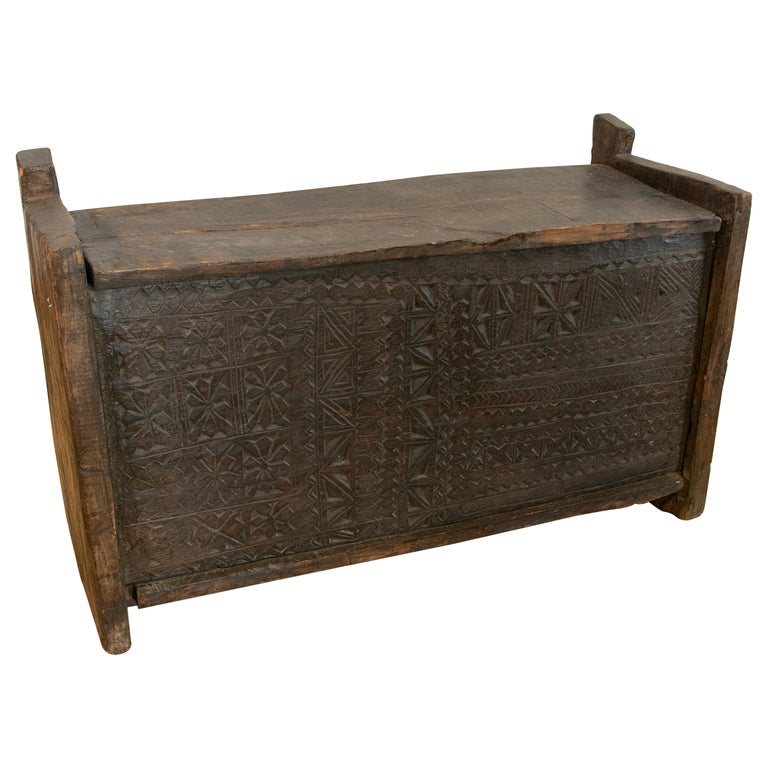 Colonial Hand-Carved Wooden Box with Lid on Top For Sale at 1stDibs