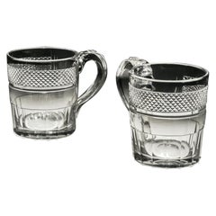 Paire de tasses en verre taillé de style Régence