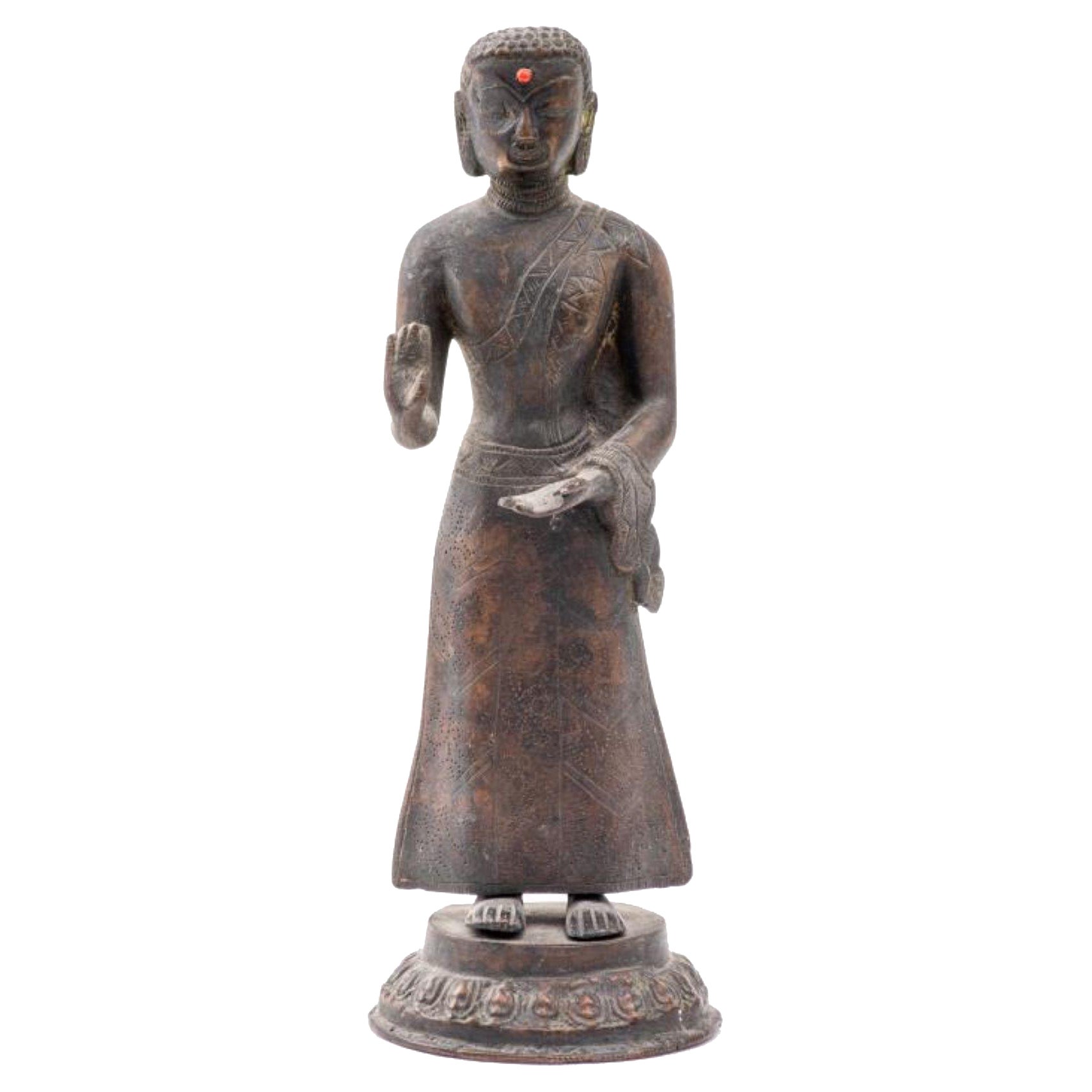 Antiker südostasiatisch-asiatischer stehende Buddha aus Bronze im Angebot