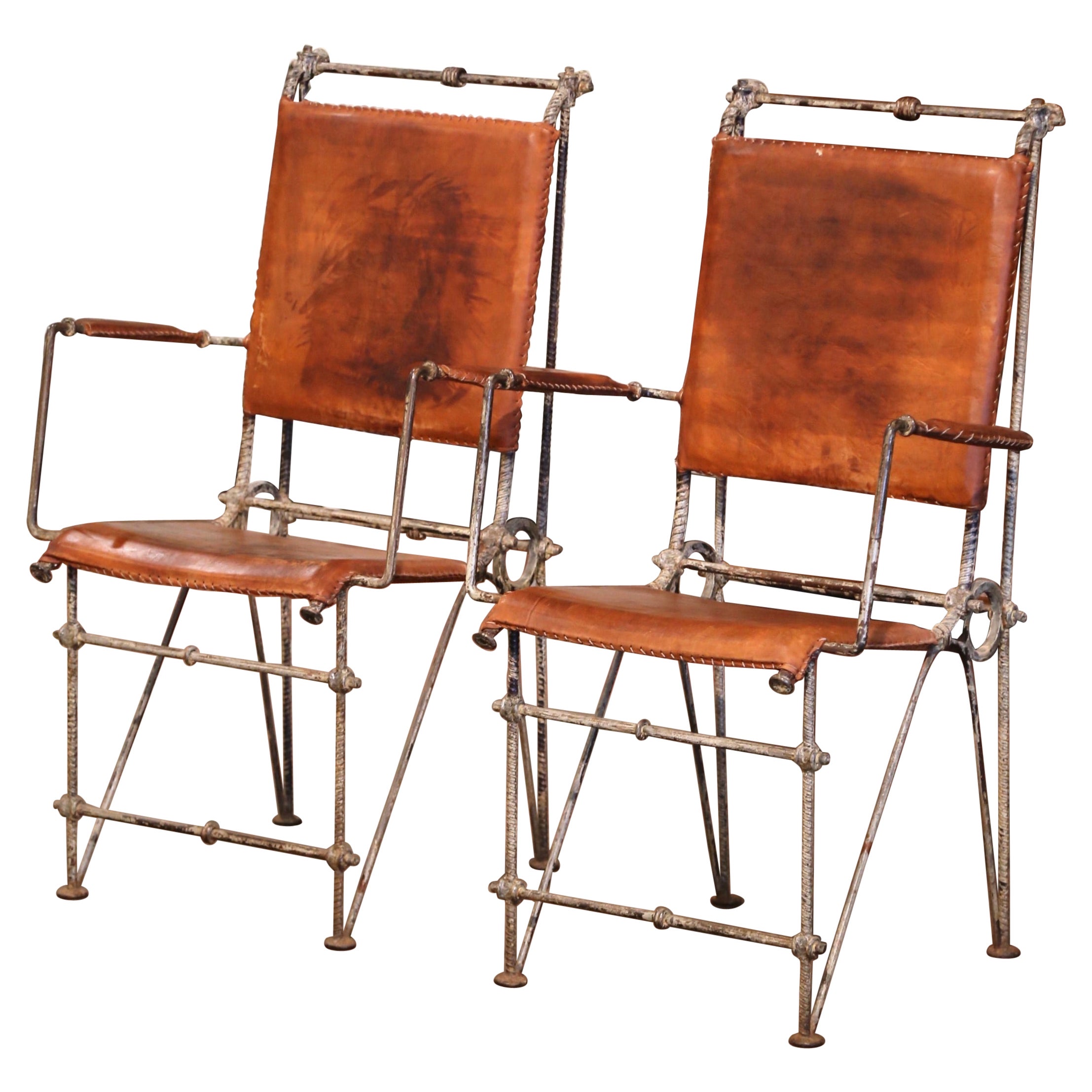 Paire de chaises de campagne en fer forgé et cuir peint péruviennes du milieu du siècle dernier