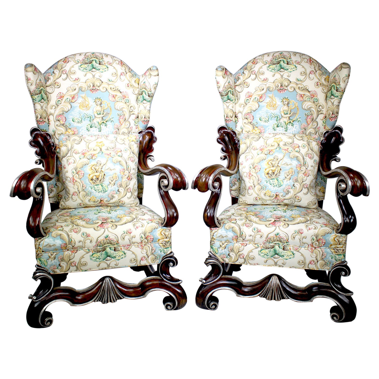 Grande paire de fauteuils trônes ailés de style baroque en noyer et feuilles de soie de soie en vente