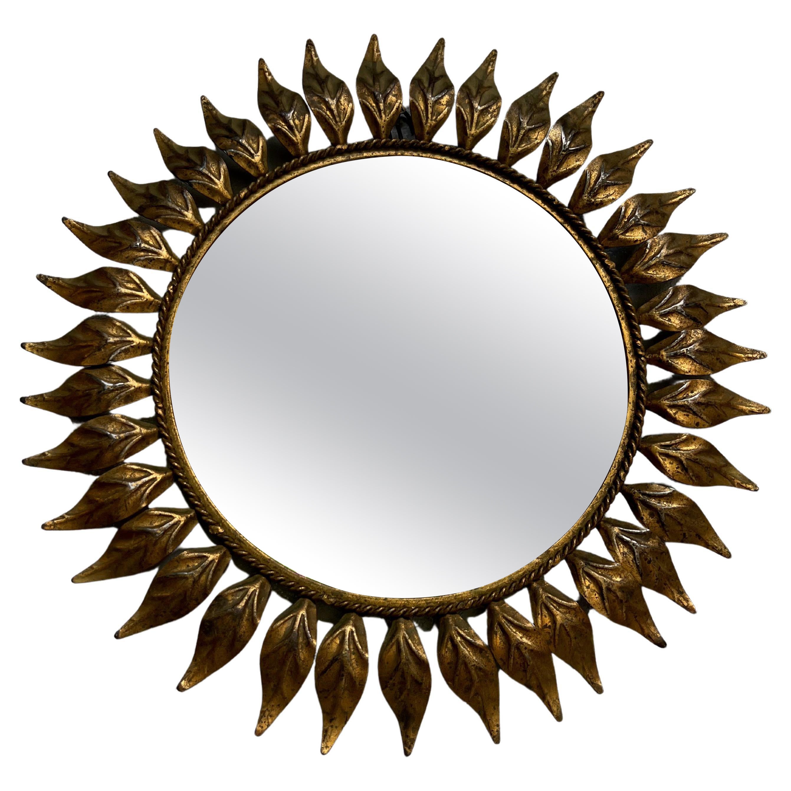 Kleiner spanischer runder vergoldeter Metall-Sonnenschliff-Spiegel im Angebot