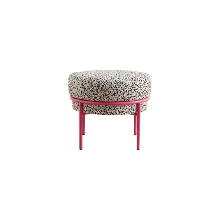 Otomana Contemporánea Mancha de Tinta en Tela Reciclada Blanca y Negra con Base Rosa