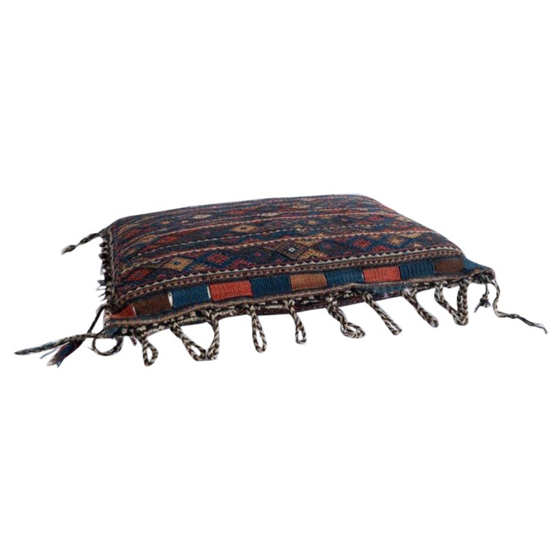 Coussin à plateau Soumak kurde fabriqué à partir d'un tapis réutilisé avec empiècement en duvet en vente
