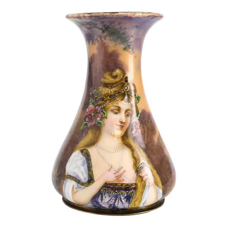 Vase portrait français en émail sur métal représentant une femme/un paysage peint à la main, signé vers 1900