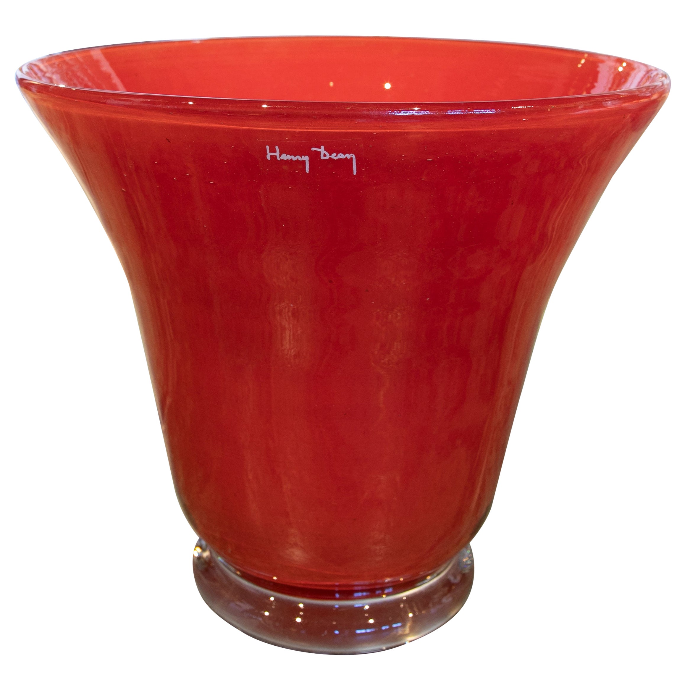 Vase en verre rouge fait à la main et signé par Henry Dean en vente
