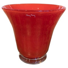 Vase en verre rouge fait à la main et signé par Henry Dean