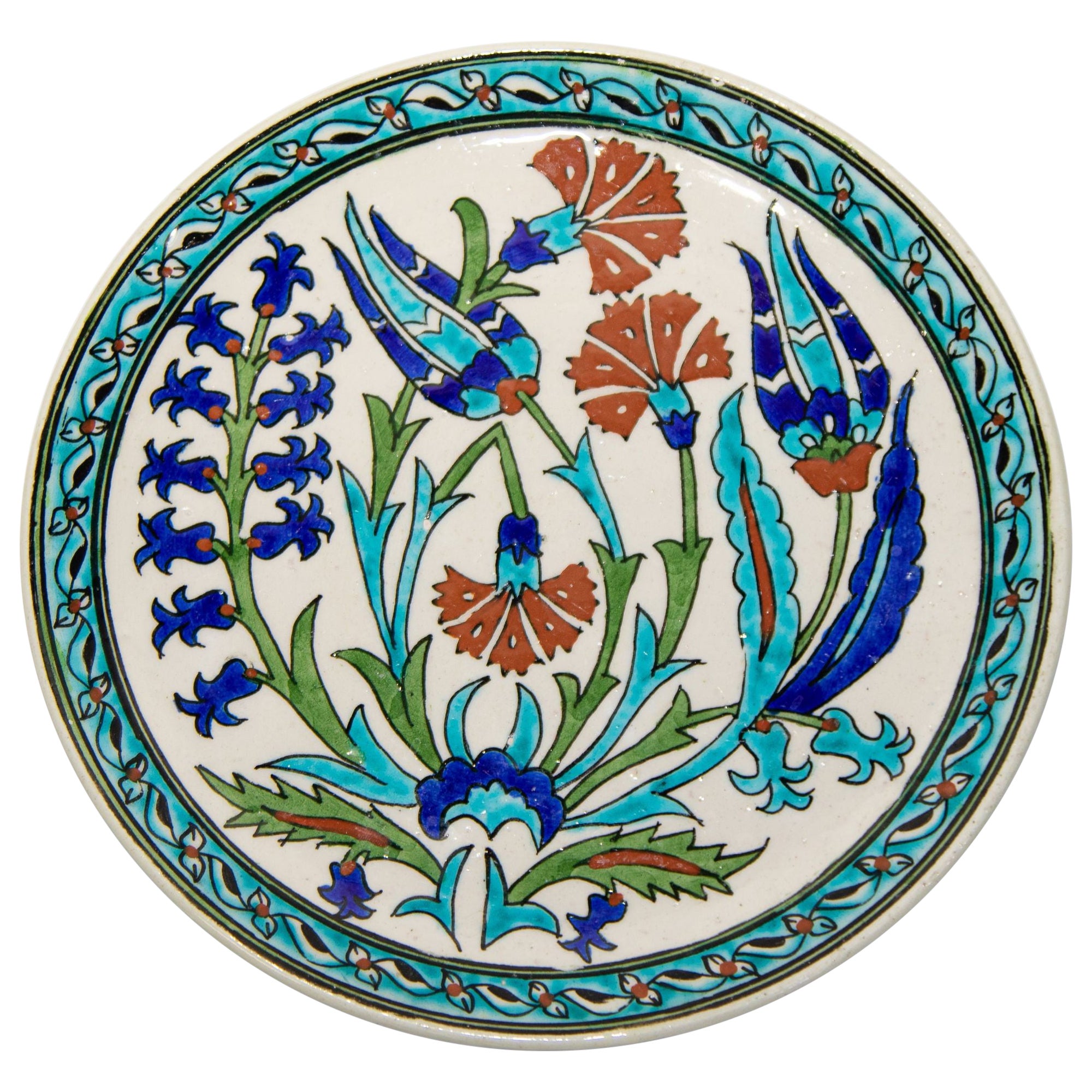 Plat Kutahya turc polychrome en céramique peint à la main en vente