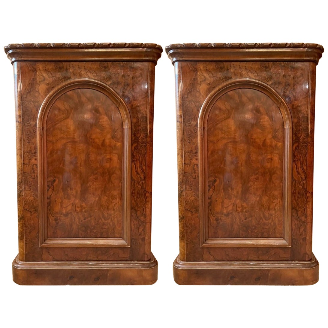 Pair Antique English Victorian Burled Walnut Side Tables, circa 1870