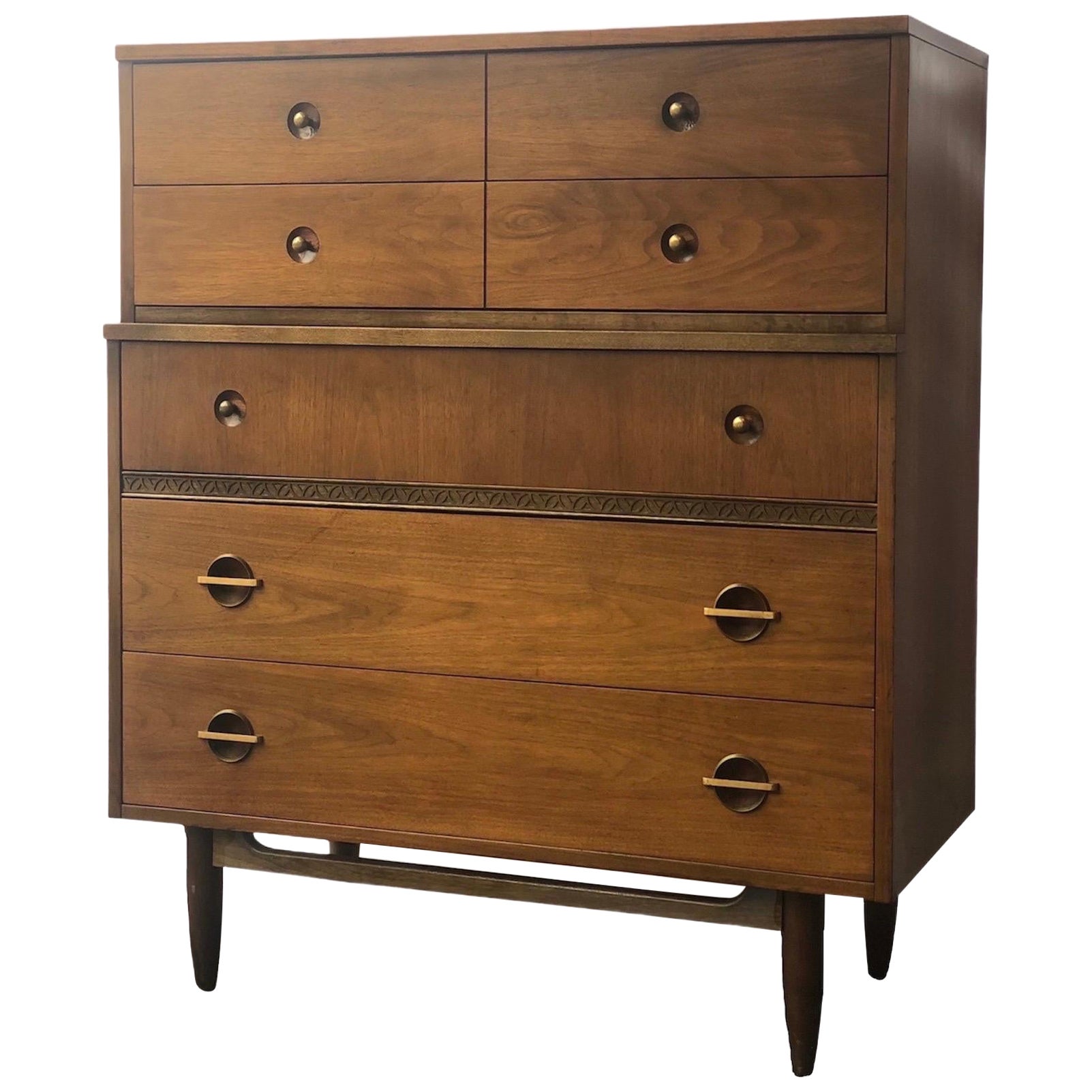 Cómoda Vintage Mid Century Modern Highboy Tono Nogal Con 5 Cajones. en venta
