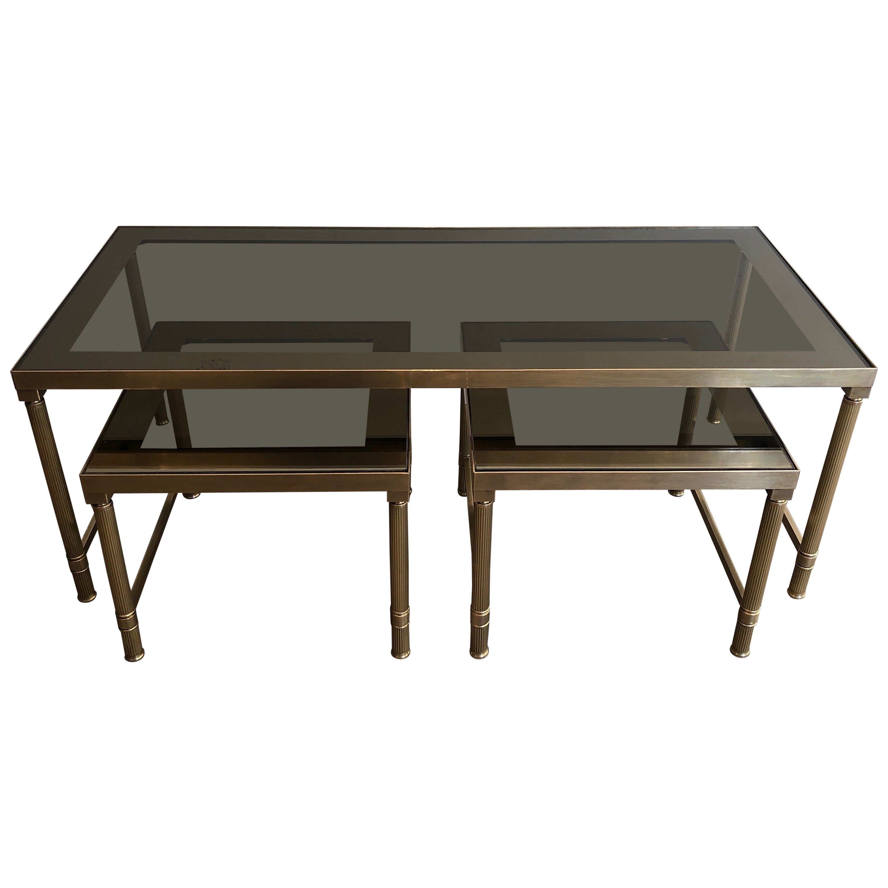 Table basse en laiton avec 2 tables gigognes qui peuvent être utilisées comme tables d'appoint