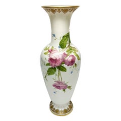 Vase français en verre opalin blanc peint à la main représentant des pivoines, Baccarat, 1894