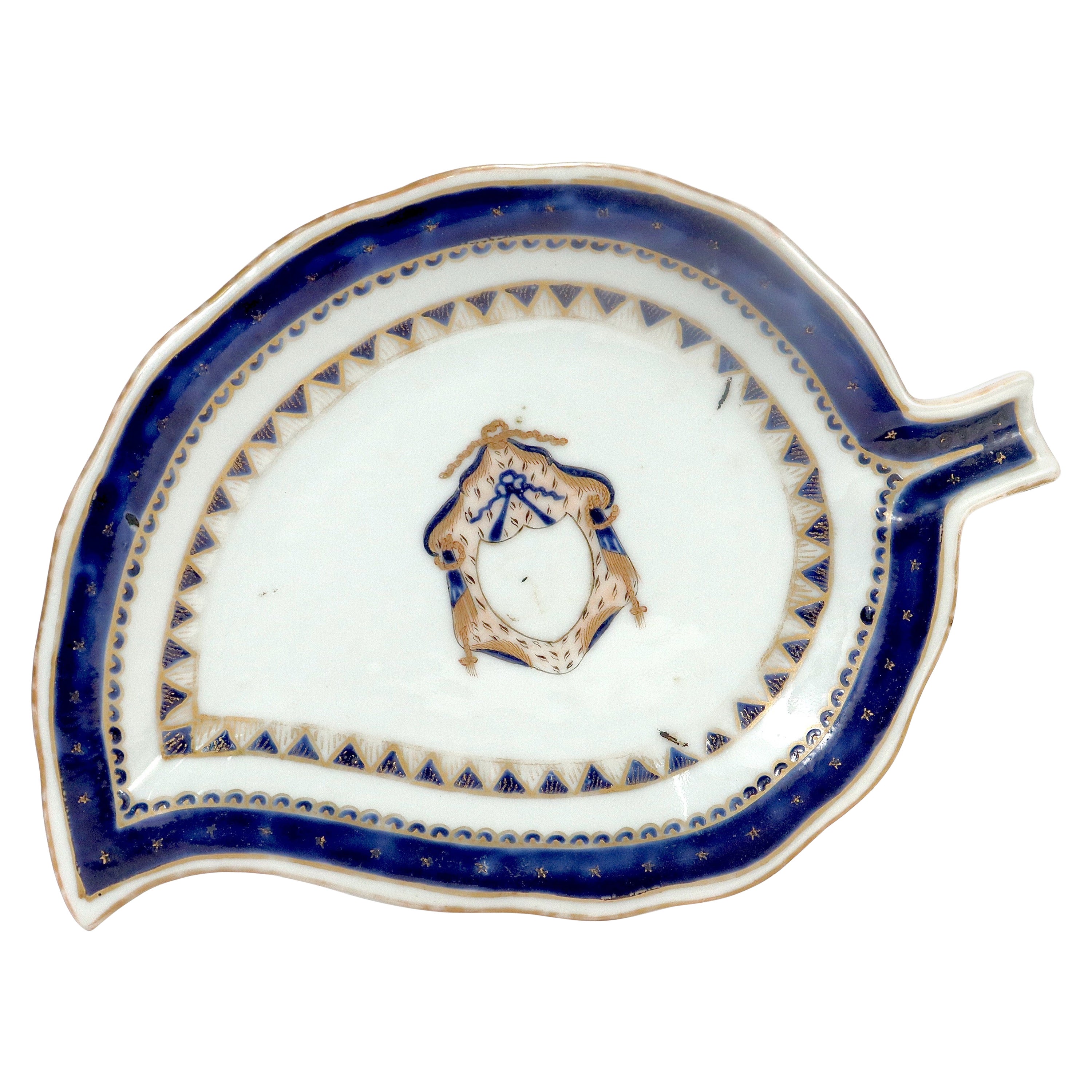 Alte oder antike chinesische Export-Porzellanschale in Tabakblattform mit Wappen aus Porzellan