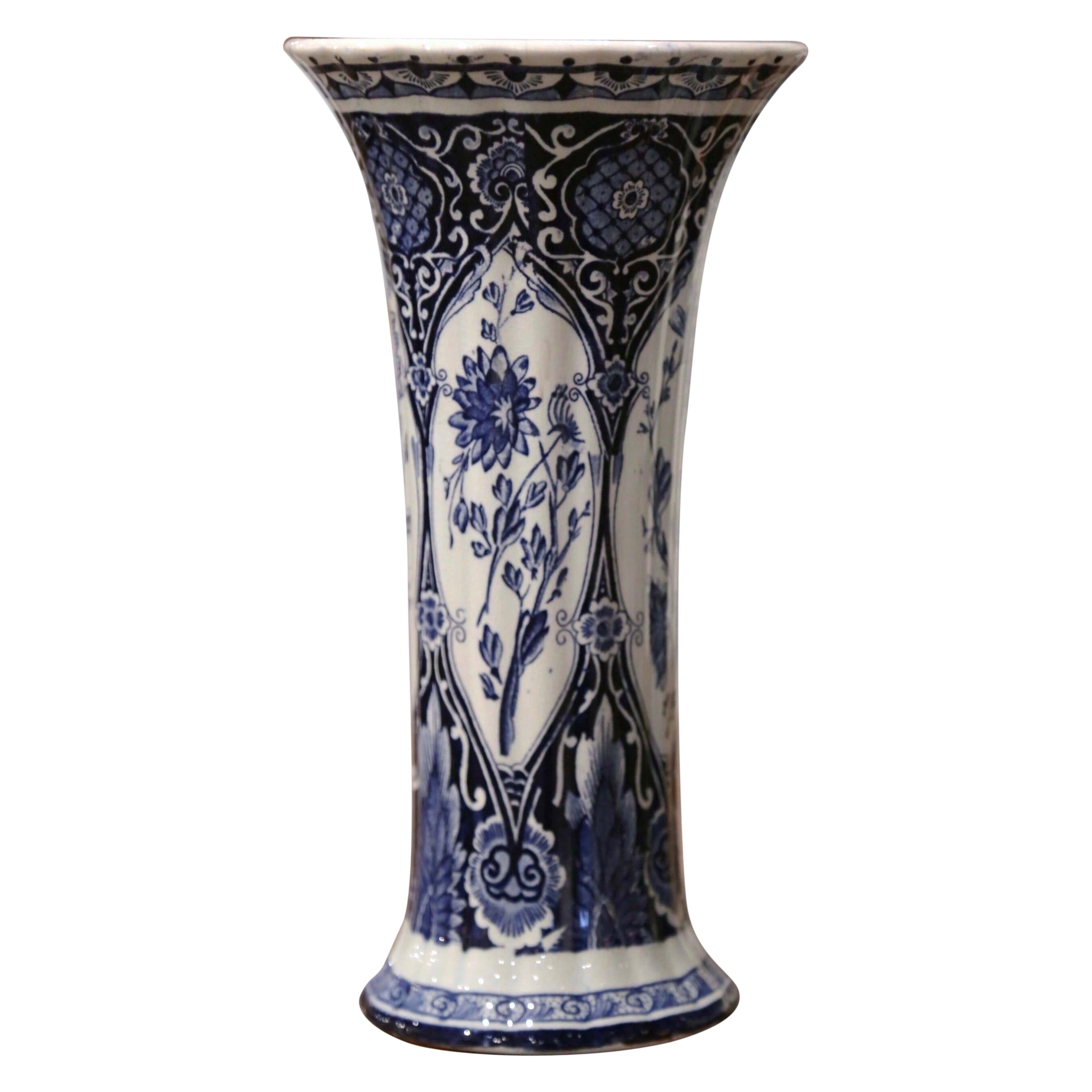 Vase en faïence de Delft bleu et blanc trompette hollandaise du début du XXe siècle