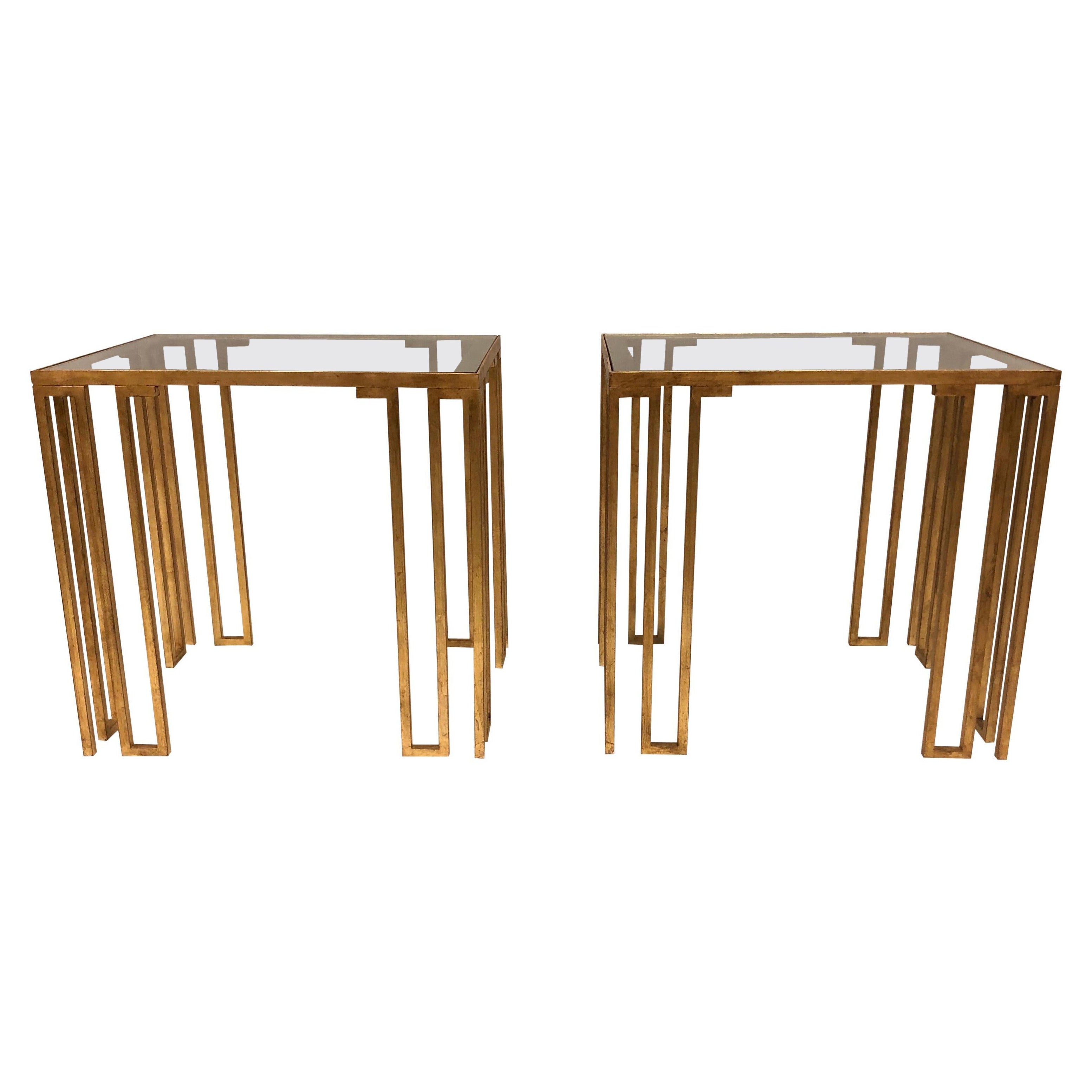 Elegant et rare paire de tables d'appoint ou de chevet en fer forgé doré à la main de style néoclassique du milieu du siècle dernier. Les tables 