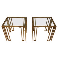 Wichtiges Paar Französisch Mitte des Jahrhunderts Modern Vergoldetes Eisen 'Creneaux' End / Side Tables