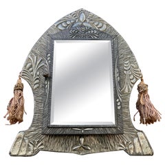 Impresionante armario para llaves de pared Arts and Crafts de cobre repujado con espejo biselado