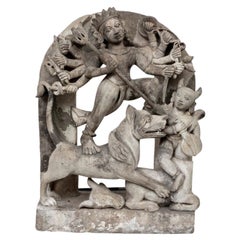 Importante sculpture népalaise en relief Durga du 16e ou 17e siècle