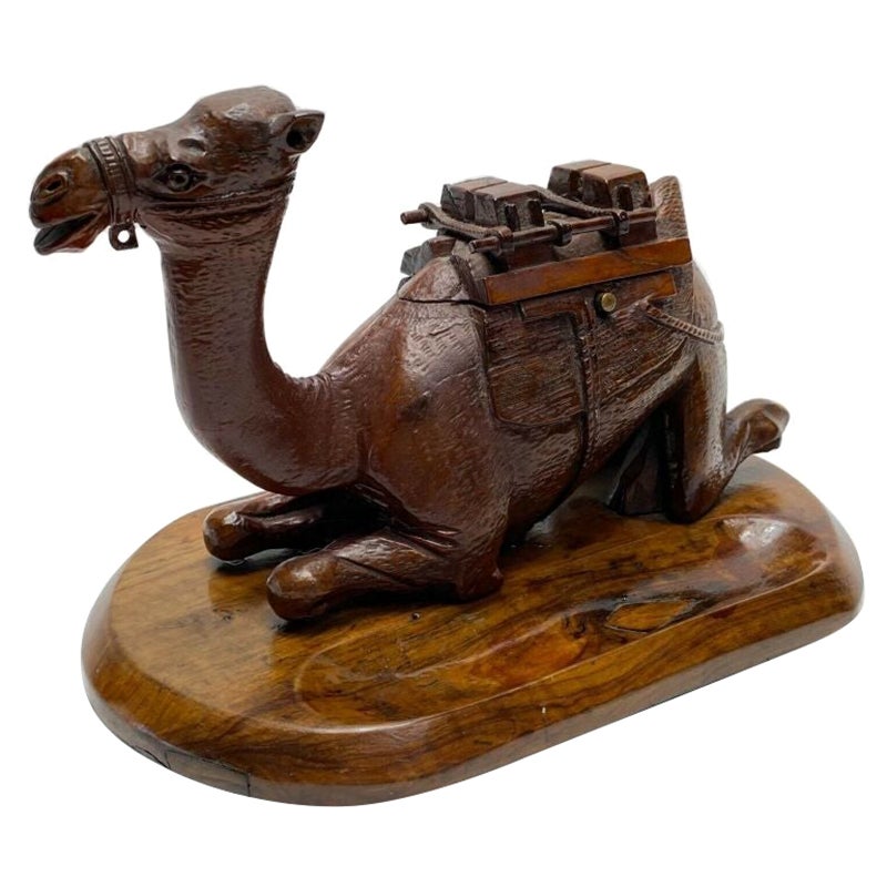 Ancien encrier et plumier de fantaisie continental sculpté à la main en forme de chameau en vente
