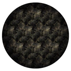 Moooi Tapis rond noir à petites feuilles de ginko en polyamide à faible épaisseur Edward van Vliet