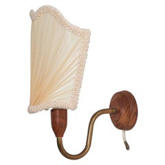 Dänische Designerin, Wandleuchte, Messing, Teakholz, Stoff, Dänemark, 1950er Jahre