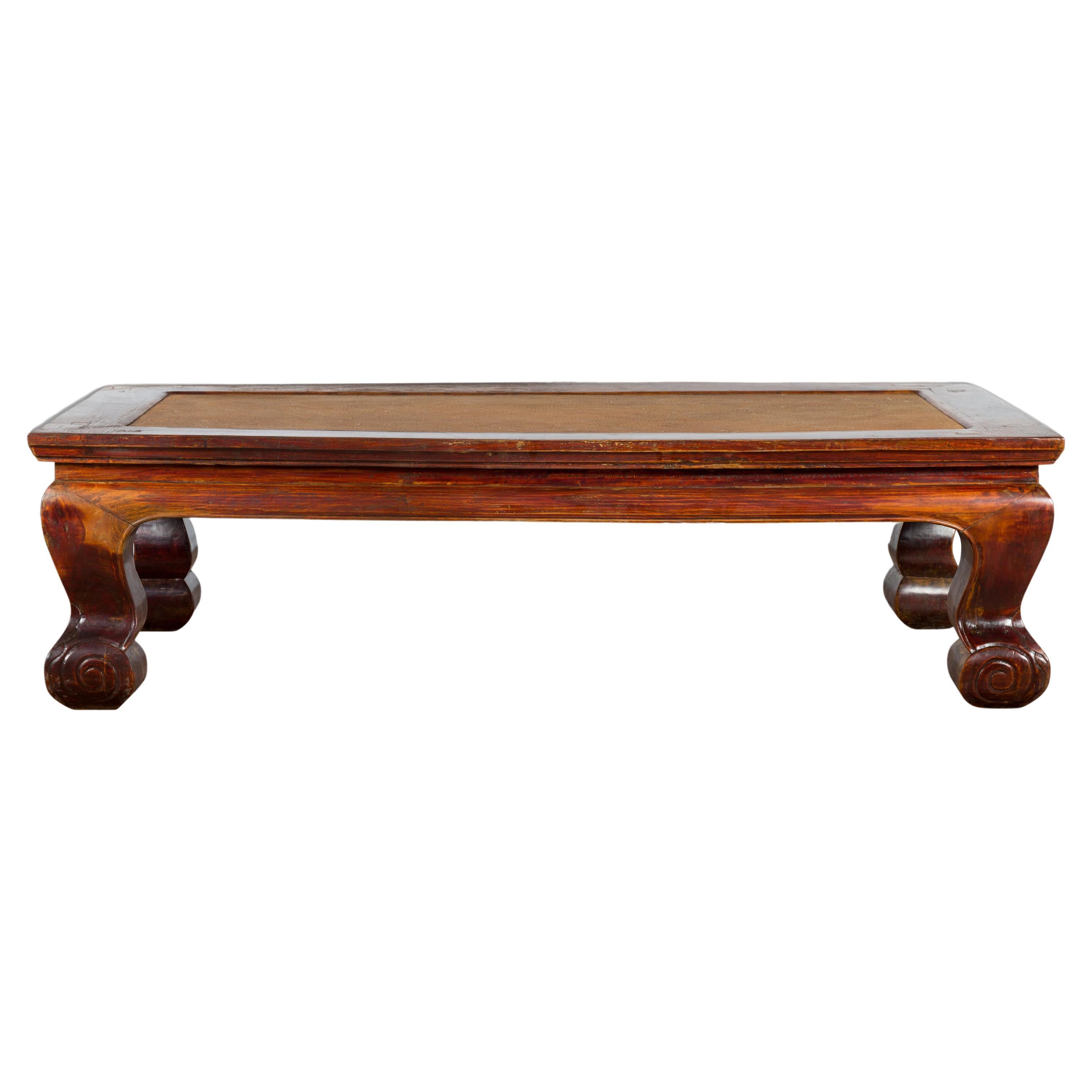Qing Dynasty Periode 19. Jahrhundert Ulme Couchtisch mit Rattan Top