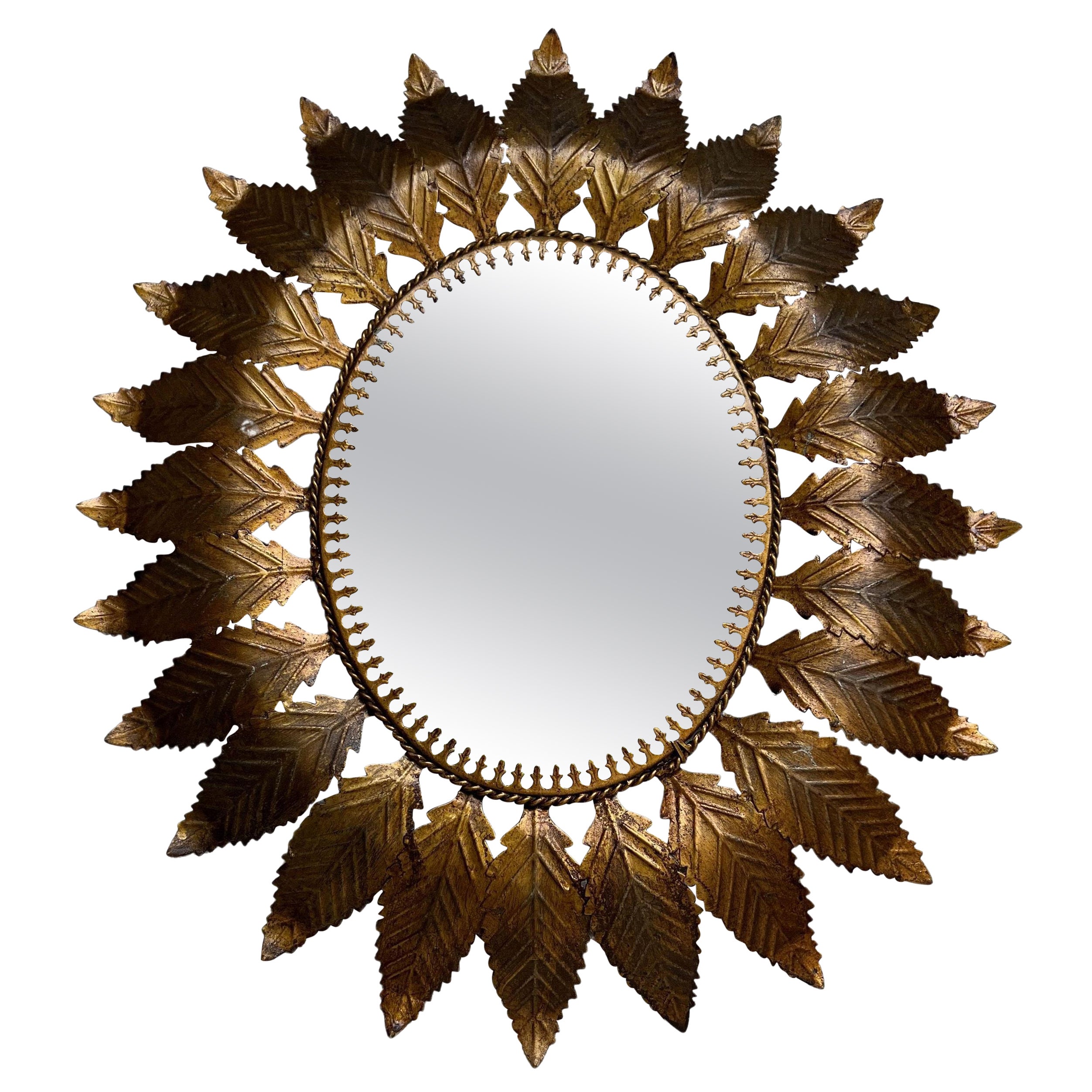 Miroir ovale espagnol Sunburst en métal doré avec feuilles rayonnantes incurvées