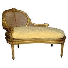 Ancien récamier ou fauteuil de salon français Louis XVI en bois sculpté et cannage, vers 1890