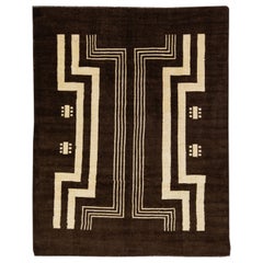 Handgefertigter dunkelbrauner Wollteppich im Art-Déco-Stil mit Stammes-Design von Apadana