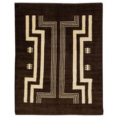 Tappeto di transizione Art Deco fatto a mano in lana marrone scuro con disegno tribale di Apadana