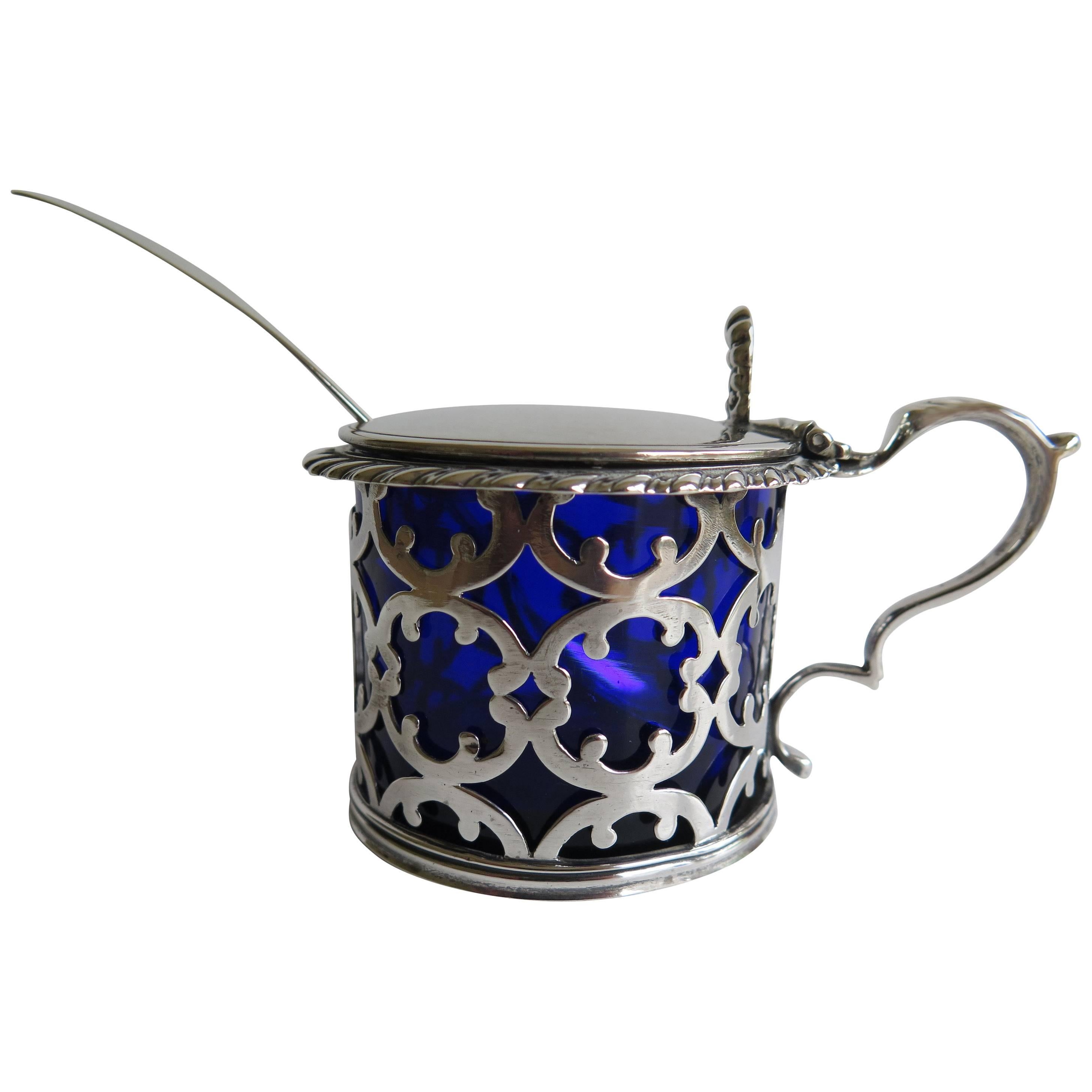 Se trata de un atractivo bote de mostaza de principios de la época victoriana, fabricado en Londres por John Evans en 1845. Está totalmente marcada en el lateral de la olla y en el interior de la tapa. La olla presenta un diseño de tambor perforado