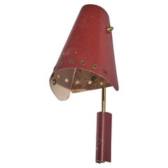 Lampada da parete di design svedese, ottone, metallo laccato rosso, Svezia, 1950 ca.