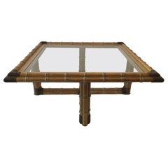 Table basse carrée en bois de faux bambou des années 1960 avec accents en laiton et dessus en verre