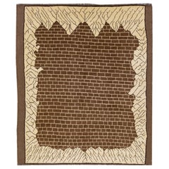 Tapis en laine à motif Brown de style Art Déco Transitionnel fait main par Apadana