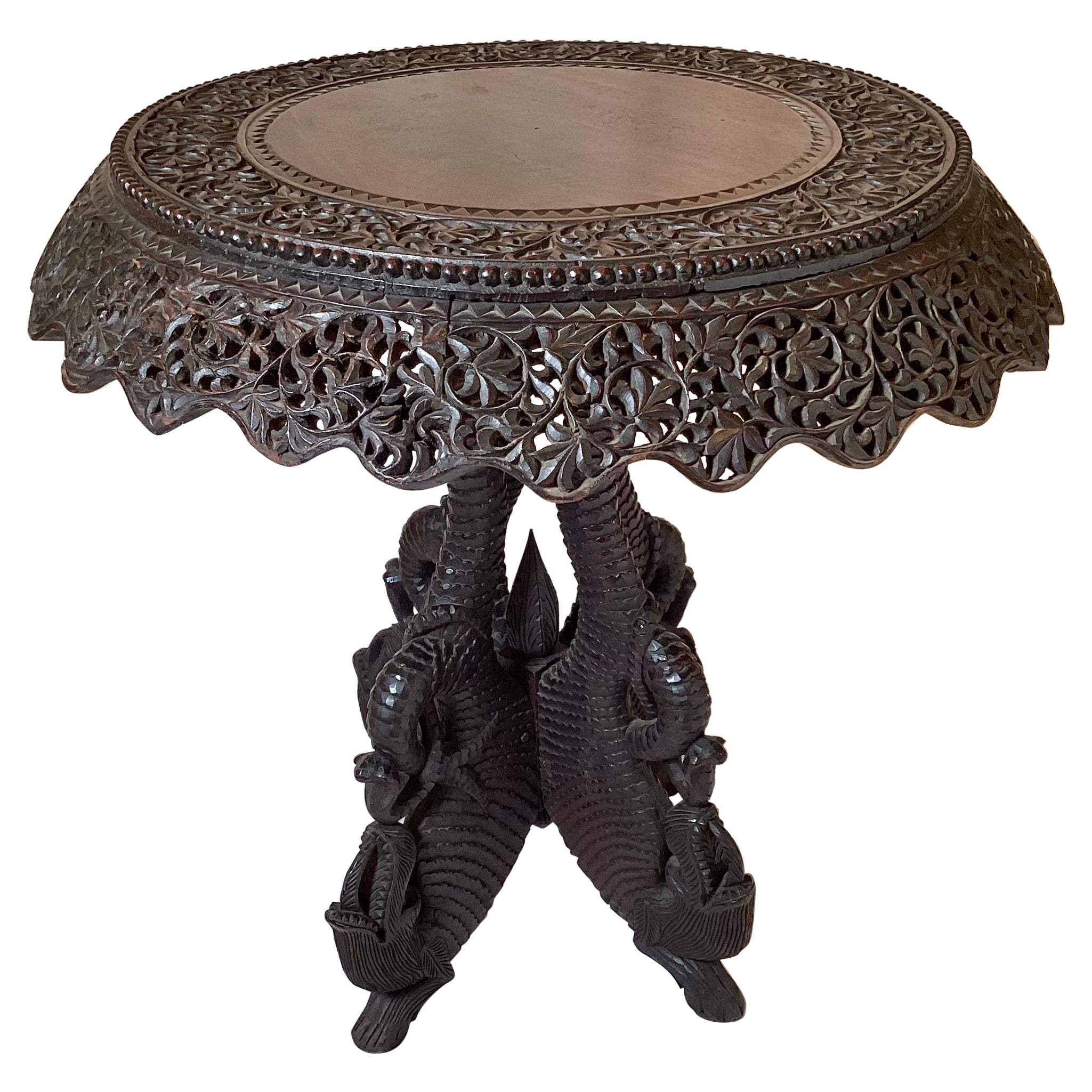 Table anglo-indienne ronde en bois de feuillus sculptée à la main de la fin du XIXe siècle en vente