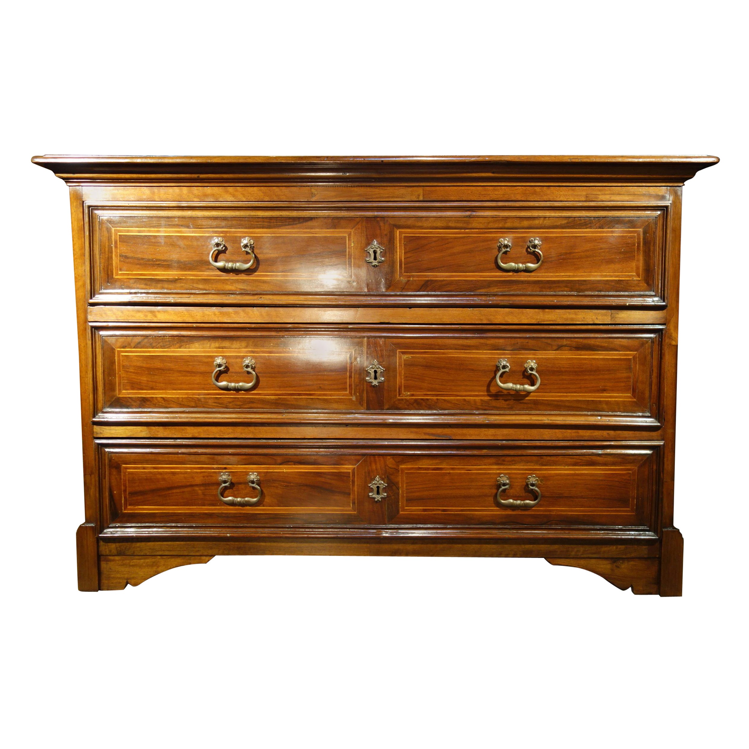 Commode italienne Louis XIV du début du 18ème siècle en noyer avec incrustation de bois de fruitier et laiton en vente