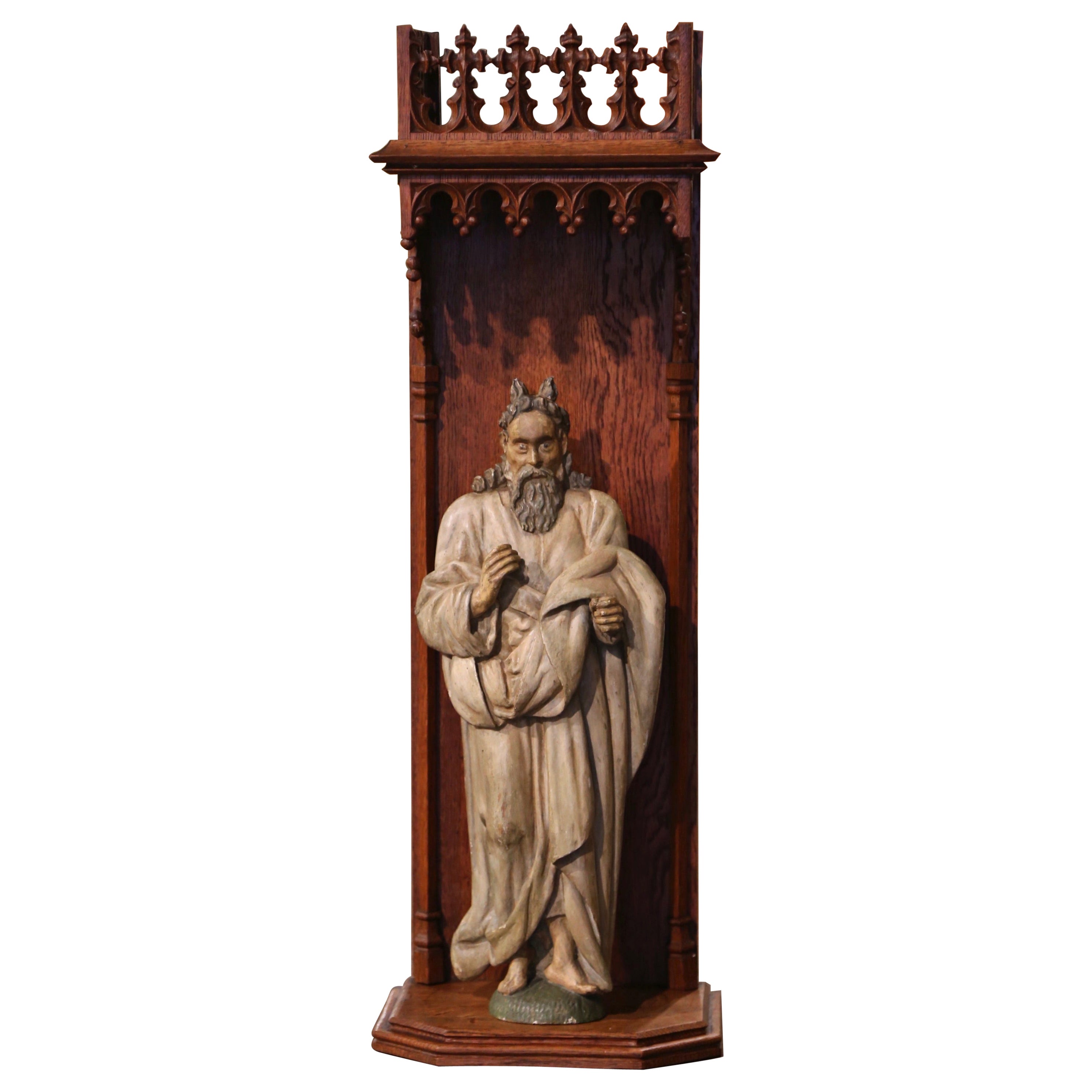 Estatua francesa de Moisés tallada y policromada de mediados del siglo XVIII en hornacina de roble
