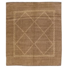 Tapis carré en laine marron clair de style marocain moderne et géométrique fait à la main par Apadana